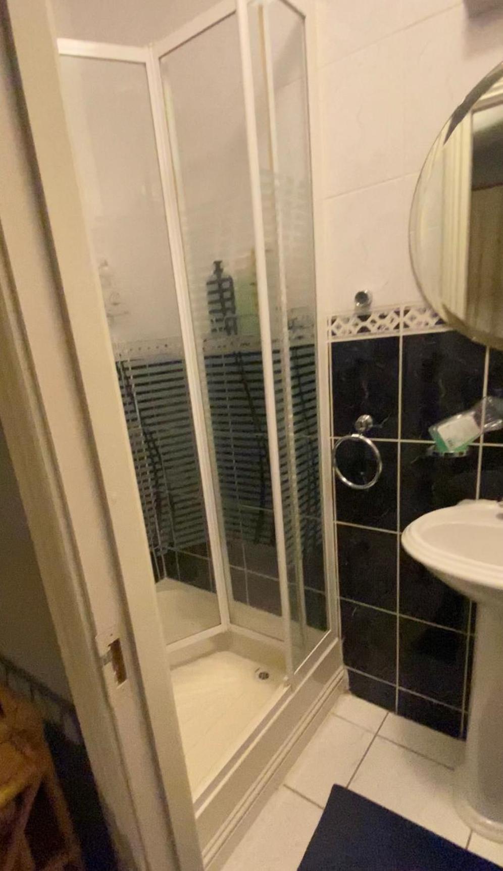 Dorm Room 5-6 People Shared Bathroom Outside Room Dublino Esterno foto